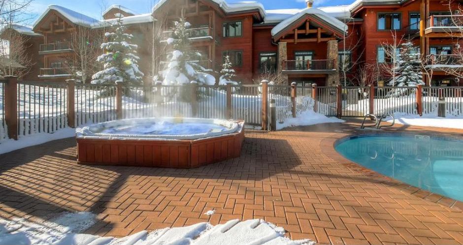 Enjoy outdoor hot tubs and swimming pools. Photo: Wyndham Vacations - image_4